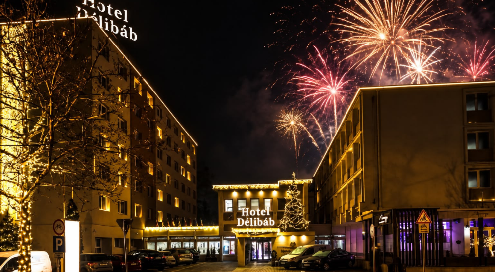 Hotel Délibáb ünnepi fényekben Hajdúszoboszlón