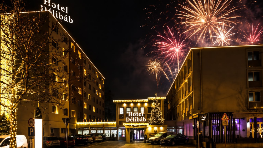 Hotel Délibáb ünnepi fényekben Hajdúszoboszlón