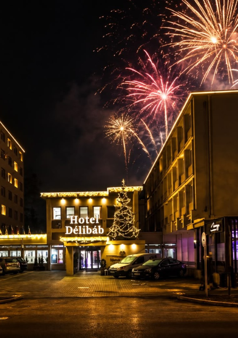Hotel Délibáb ünnepi fényekben Hajdúszoboszlón